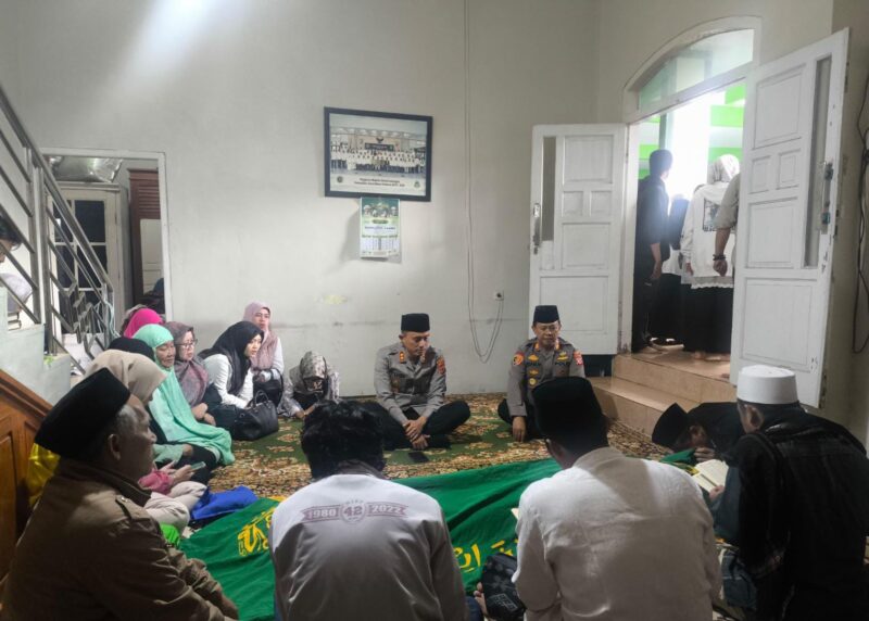 Rasa duka mendalam menyelimuti Kabupaten Garut atas kepergian Ketua Majelis Ulama Indonesia (MUI) Kabupaten Garut, K.H. Sirojul Munir, pada Rabu (30/7/2025). Ulama kharismatik ini dikenal luas sebagai tokoh agama yang selalu hadir membina umat dan menjaga kerukunan di tengah masyarakat.
