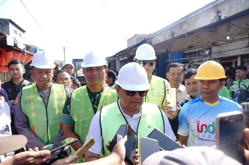 Pemerintah Kabupaten Garut resmi memulai proyek rehabilitasi besar-besaran di Pasar Rakyat Guntur (Pasar Ciawitali), Kecamatan Tarogong Kidul, Jumat (1/8/2025). Proyek ini ditandai dengan seremoni peletakan batu pertama atau Ground Breaking oleh Bupati Garut, Abdusy Syakur Amin.