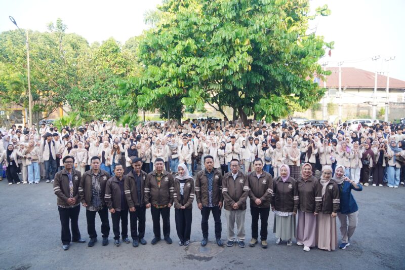 Sebanyak 1.503 mahasiswa Universitas Garut (UNIGA) resmi diberangkatkan untuk mengikuti Kuliah Kerja Nyata (KKN) Tematik Tahun 2025. Pelepasan peserta KKN tersebut dilakukan langsung oleh Bupati Garut, Abdusy Syakur Amin, dalam sebuah upacara yang digelar di Lapangan Gedung B UNIGA Kampus I, Jalan Prof. K.H. Cecep Syarifuddin No. 52 A, Kecamatan Tarogong Kaler, Selasa (5/8/2025).