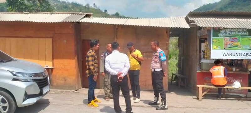 Penertiban terhadap peredaran obat-obatan tanpa izin kembali digelar oleh Polsek Leles bersama Satuan Reserse Narkoba Polres Garut, Unit Reskrim Polsek Leles, dan unsur Trantib Kecamatan Leles. Operasi gabungan ini menyasar dua lokasi di wilayah hukum Polsek Leles yang diduga menjadi tempat transaksi obat ilegal, Rabu (6/8/2025).