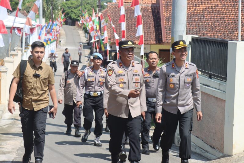 Polres Garut memulai sejarah baru dengan melaksanakan groundbreaking pembangunan Sekolah Polisi Pertama Garut (SPPG), Rabu (6/8/2025). Proyek pembangunan ini berlokasi di Kampung Mariuk, Desa Maripari, Kecamatan Sukawening, Kabupaten Garut. Kegiatan tersebut menjadi bagian dari program nasional Polri dalam memperluas akses pendidikan kepolisian ke daerah-daerah.