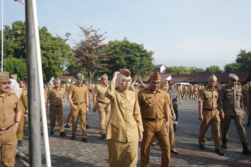 Wakil Bupati Garut, Putri Karlina, memimpin apel gabungan di Lingkungan Pemerintah Kabupaten (Pemkab) Garut yang berlangsung di Lapangan Sekretariat Daerah (Setda) Kabupaten Garut, Jalan Pembangunan, Kecamatan Tarogong Kidul, Senin (11/8/2025).