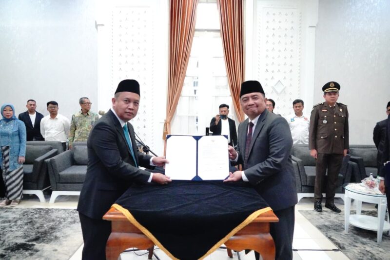 Bupati Garut, Abdusy Syakur Amin, resmi melantik tiga direksi baru Perusahaan Umum Daerah (Perumda) Air Minum Tirta Intan Kabupaten Garut dalam sebuah acara yang digelar di Pamengkang Pendopo Garut, Jalan Kiansantang, Kecamatan Garut Kota, Jumat (15/8/2025).