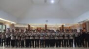 Dalam rangka memperingati Hari Juang Polri Tahun 2025, Kepolisian Resor (Polres) Garut menggelar upacara yang berlangsung khidmat di Aula Mumun Surachman, Kamis (21/8/2025). Upacara dipimpin langsung oleh Kapolres Garut, AKBP Yugi Bayu Hendarto, S.I.K., M.A.P. selaku Inspektur Upacara.