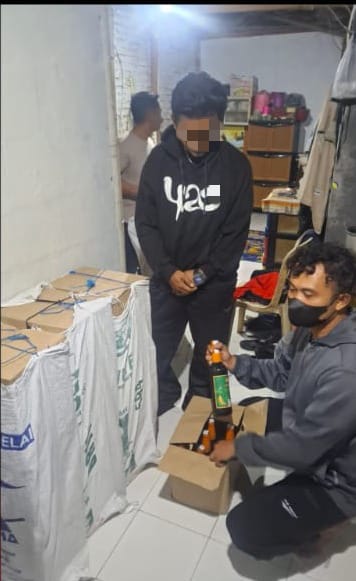 Satuan Reserse Narkoba Polres Garut kembali menorehkan hasil dalam upaya menjaga kondusifitas wilayah. Dalam operasi minuman keras (miras) yang digelar Senin malam (25/8/2025) di Kecamatan Leles, polisi berhasil menyita ratusan botol miras dari sebuah warung milik perempuan lanjut usia.
