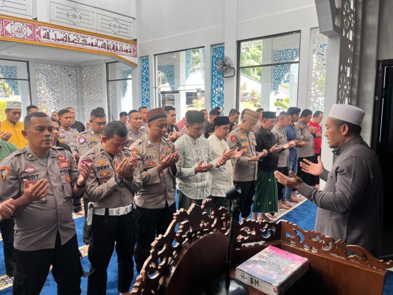 Suasana khidmat menyelimuti Masjid Nurul Hakim Polres Garut pada Sabtu siang (30/8/2025), ketika jajaran anggota Polres Garut dan warga sekitar menggelar salat gaib untuk almarhum Affan Kurniawan, salah seorang driver ojek online yang meninggal dunia pada peristiwa aksi unjuk rasa di Jakarta, 28 Agustus 2025 lalu. 
