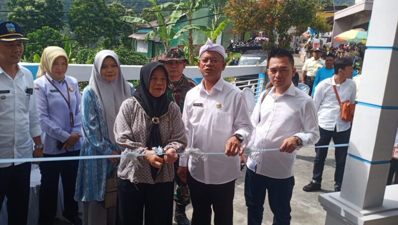 Anggota DPRD Kabupaten Garut dari Fraksi PKB, Ihat Solihat, menghadiri acara peresmian Satuan Pelayanan Pemenuhan Gizi (SPPG) di Desa Cinta, Kecamatan Karangtengah, Kabupaten Garut,Rabu (10/10/2025).