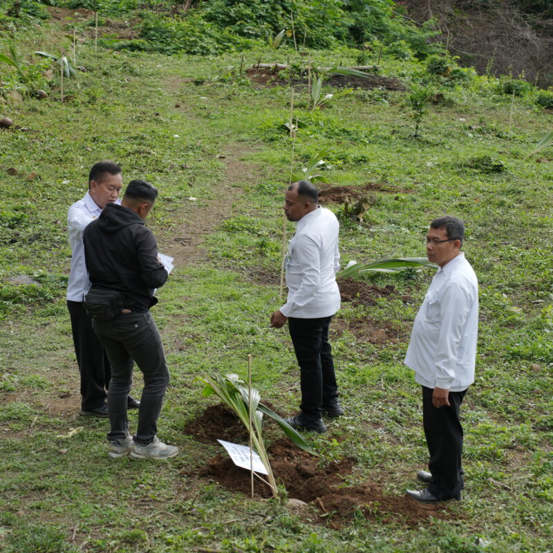 Sebanyak 2.500 bibit kelapa ditanam di Bumi Perkemahan TWA Gunung Guntur, Kabupaten Garut, Selasa (09/09/2025). Kegiatan ini melibatkan Kepala UPT Pemasyarakatan se-Priangan Timur bersama unsur Forkopimda Kabupaten Garut, sebagai bentuk dukungan terhadap program Asta Cita Presiden RI dan 13 program akselerasi Menteri Imigrasi dan Pemasyarakatan, khususnya di bidang ketahanan pangan.