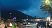 Volume kendaraan di jalur selatan Garut melonjak tajam pada Jumat malam (5/9/2025), terutama menjelang libur panjang akhir pekan. Lonjakan arus kendaraan ini membuat petugas Satuan Lalu Lintas (Satlantas) Polres Garut harus bekerja ekstra untuk mengurai kemacetan yang terjadi di sejumlah titik rawan.