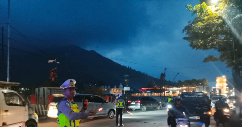 Volume kendaraan di jalur selatan Garut melonjak tajam pada Jumat malam (5/9/2025), terutama menjelang libur panjang akhir pekan. Lonjakan arus kendaraan ini membuat petugas Satuan Lalu Lintas (Satlantas) Polres Garut harus bekerja ekstra untuk mengurai kemacetan yang terjadi di sejumlah titik rawan.