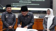 Bupati Garut, Abdusy Syakur Amin, menghadiri Rapat Paripurna DPRD Kabupaten Garut dalam rangka penyampaian Nota Keuangan dan Rancangan APBD Tahun Anggaran 2026. Rapat tersebut digelar di Ruang Paripurna DPRD Garut, Jalan Patriot, Kecamatan Tarogong Kidul, Senin (15/9/2025).