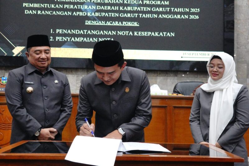 Bupati Garut, Abdusy Syakur Amin, menghadiri Rapat Paripurna DPRD Kabupaten Garut dalam rangka penyampaian Nota Keuangan dan Rancangan APBD Tahun Anggaran 2026. Rapat tersebut digelar di Ruang Paripurna DPRD Garut, Jalan Patriot, Kecamatan Tarogong Kidul, Senin (15/9/2025).