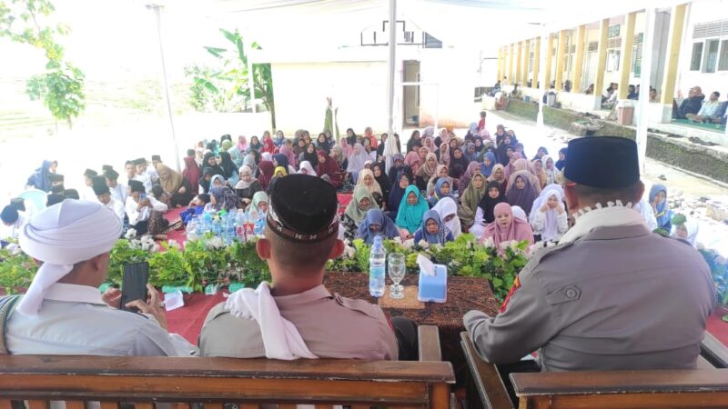 Dalam rangka memperingati Maulid Nabi Muhammad SAW sekaligus Milad Pondok Pesantren Daarut Taqwa, Satuan Binmas Polres Garut menggelar kegiatan NGASOL (Ngaji dan Sholawat bersama Polisi) di Ponpes Daarut Taqwa, Kampung Sapaan, Desa Galihpakuwon, Kecamatan Bl. Limbangan, Kabupaten Garut, Selasa (16/09/2025).