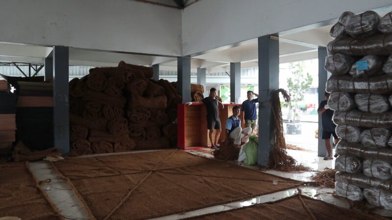 Garut, 16 September 2024 – Sebuah pencapaian membanggakan datang dari Lembaga Pemasyarakatan (Lapas) Kelas IIA Garut. Sebanyak 717 unit Coir Shade hasil karya warga binaan resmi diberangkatkan ke Prancis. Tidak hanya menjadi prestasi ekspor, langkah ini juga menandai dukungan nyata terhadap program hilirisasi kelapa yang tengah digencarkan pemerintah.