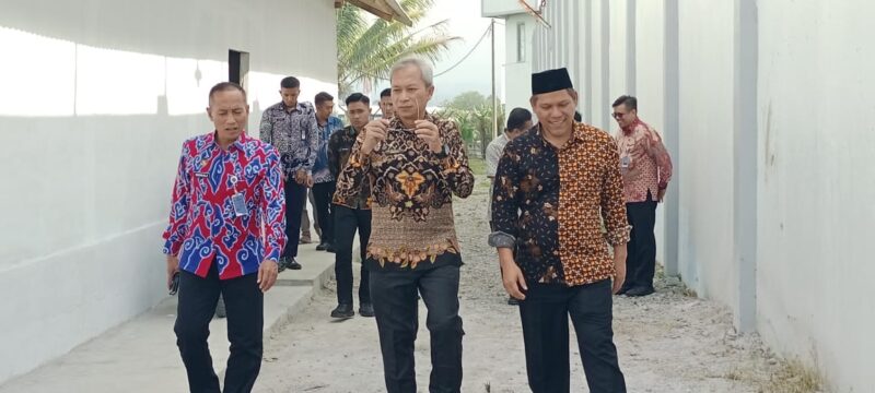 Lembaga Pemasyarakatan (Lapas) Kelas IIA Garut kembali menjadi pusat perhatian. Kali ini, Kepala Kantor Wilayah Direktorat Jenderal Pemasyarakatan (Ditjenpas) Jawa Barat, Kusnali, bersama Kepala Biro Perencanaan dan Keuangan (Karoren) Kementerian Imigrasi dan Pemasyarakatan (Kemenimipas), Ismoyo, melakukan kunjungan kerja ke Lapas Garut untuk memantau secara langsung kinerja program ketahanan pangan yang tengah dikembangkan.