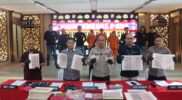 Satuan Reserse Kriminal (Satreskrim) Polres Garut berhasil mengungkap kasus pemalsuan mata uang rupiah di wilayah Kabupaten Garut. Tiga orang tersangka diamankan bersama ribuan lembar uang palsu pecahan Rp100 ribu serta sejumlah peralatan produksi.