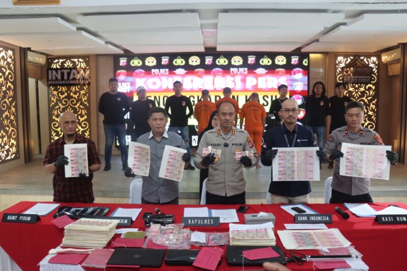 Satuan Reserse Kriminal (Satreskrim) Polres Garut berhasil mengungkap kasus pemalsuan mata uang rupiah di wilayah Kabupaten Garut. Tiga orang tersangka diamankan bersama ribuan lembar uang palsu pecahan Rp100 ribu serta sejumlah peralatan produksi.