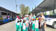 Upaya menumbuhkan kesadaran tertib berlalu lintas terus dilakukan Satuan Lalu Lintas (Satlantas) Polres Garut. Salah satunya melalui program Dikmas Lantas bertajuk “Polisi Sahabat Anak” yang digelar bersama anak-anak PAUD Fathurrohman, pada Kamis (25/9/2025) di Mako Polres Garut.