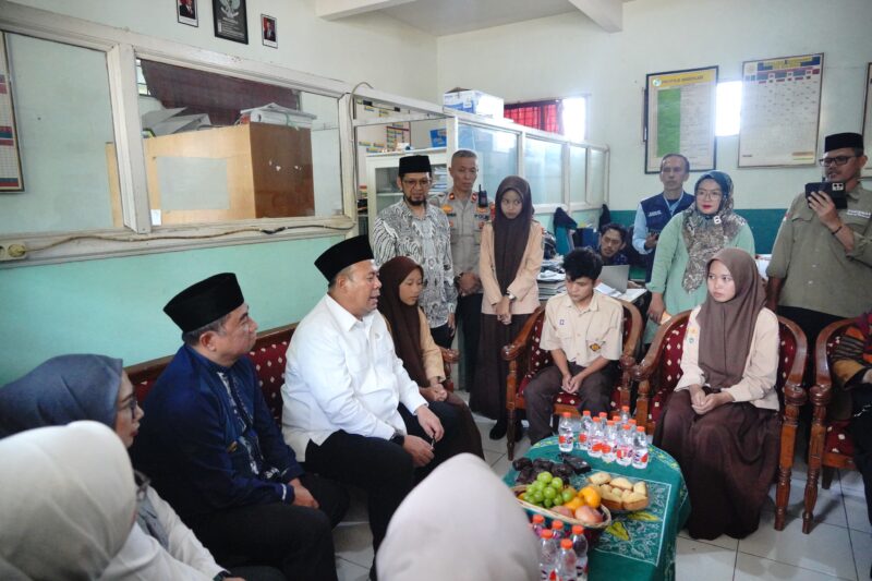 Program Makanan Bergizi Gratis (MBG) di Kabupaten Garut mendapat sorotan tajam setelah insiden keracunan yang menimpa puluhan siswa di Kecamatan Kadungora. Menyikapi hal tersebut, Wakil Ketua DPR RI, Cucun Ahmad Syamsurijal, bersama Bupati Garut, Abdusy Syakur Amin, melakukan kunjungan langsung ke sejumlah titik, termasuk Dapur MBG Al Bayyinah 2, Kantor Kecamatan Kadungora, serta MTs dan MA Maarif Cilageni, Jumat (26/09/2025).