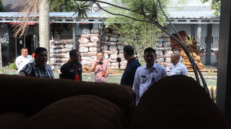 Lapas Kelas IIA Garut kembali menjadi sorotan nasional setelah menerima kunjungan istimewa dari Kepala Dinas Pertanian Kabupaten Indragiri Hilir (Inhil), Riau. Kunjungan ini bertujuan meninjau langsung inovasi pengolahan sabut kelapa yang berhasil disulap menjadi produk bernilai ekspor.
