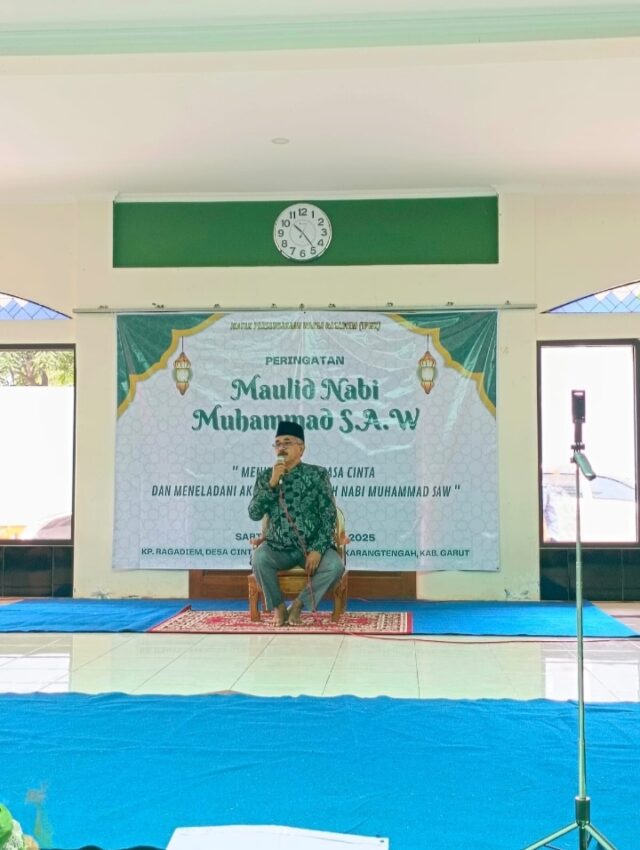 Suasana penuh kekhidmatan terasa dalam peringatan Maulid Nabi Muhammad SAW yang digelar di Kampung Ragadiem, Desa Cinta, Kecamatan Karangtengah, Kabupaten Garut. Acara keagamaan ini dihadiri ratusan warga dari berbagai kalangan, termasuk tokoh masyarakat Karangtengah, Yusup, S.Pd.