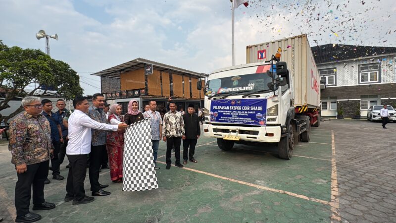 Lapas Kelas IIA Garut kembali menorehkan prestasi membanggakan. Menteri Koperasi dan UMKM Republik Indonesia, Maman Abdurrahman, secara resmi melepas ekspor produk unggulan karya Warga Binaan berupa Coir Shade ke Spanyol, Kamis (25/09/2025)