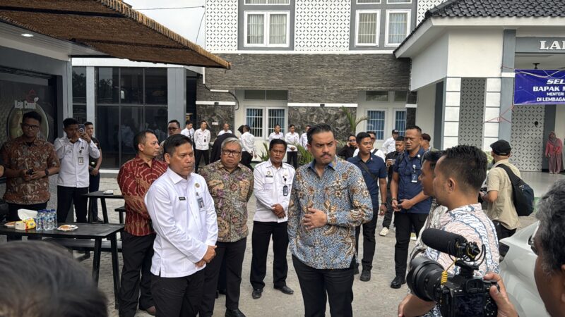 Lapas Kelas IIA Garut kembali mencatat prestasi membanggakan setelah berhasil mengekspor produk Coir Shade berbahan sabut kelapa ke Spanyol. Momentum ini mendapat apresiasi langsung dari Menteri Koperasi dan UMKM RI, Maman Abdurrahman, yang berjanji akan membuka akses pasar lebih luas bagi produk karya Warga Binaan Pemasyarakatan (WBP).