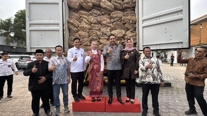 Menteri Koperasi dan UMKM Republik Indonesia, Maman Abdurrahman, memberikan apresiasi khusus kepada Kepala Lapas Kelas IIA Garut, Rusdedy, atas keberhasilannya membangun ekosistem UMKM dari balik tembok pemasyarakatan. Pujian tersebut disampaikan dalam acara pelepasan ekspor produk Coir Shade karya Warga Binaan ke Spanyol, Kamis (25/09/2025)