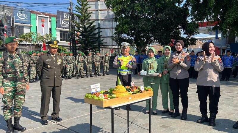 Dalam rangka memperingati Hari Ulang Tahun (HUT) Tentara Nasional Indonesia (TNI) ke-80, jajaran Polres Garut memberikan kejutan istimewa kepada Kodim 0611 Garut dengan membawa tumpeng sebagai bentuk ucapan selamat dan sinergitas TNI-Polri. Kegiatan tersebut berlangsung di Makodim 0611 Garut, pada Sabtu (5/10/2025).