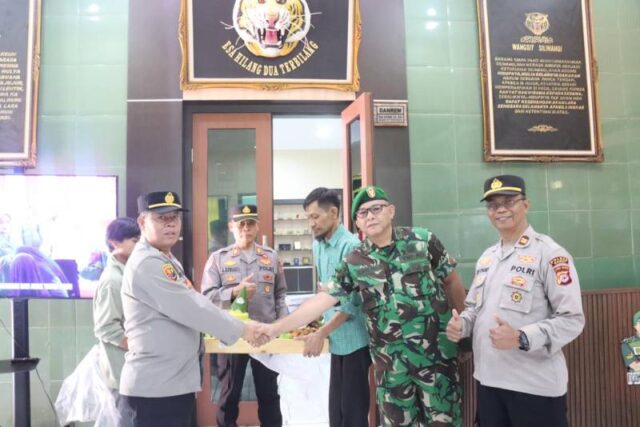 Sebagai bentuk sinergitas dan solidaritas antara TNI dan Polri, jajaran Polres Garut memberikan kejutan spesial kepada Korem 062/Tarumanagara dalam momentum Hari Ulang Tahun Tentara Nasional Indonesia (TNI) ke-80 yang jatuh pada Minggu (05/10/2025).