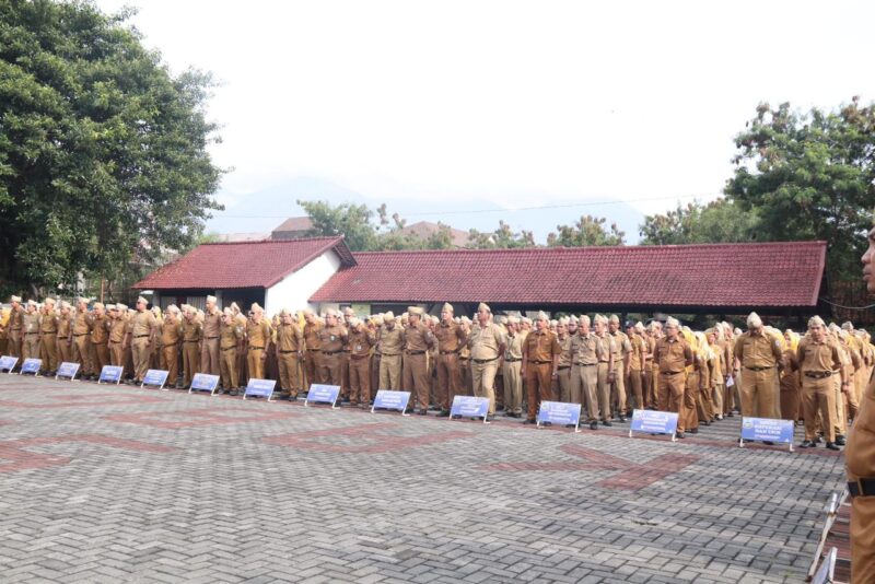 Wakil Bupati Garut, Putri Karlina, memimpin apel gabungan di Lapangan Sekretariat Daerah (Setda) Kabupaten Garut, Jalan Pembangunan, Kecamatan Tarogong Kidul, pada Senin (13/10/2025).