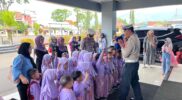 Suasana ceria dan penuh tawa tampak di halaman Mapolres Garut pada Senin (13/10/2025), ketika puluhan anak dari TK PAUD Al-Kautsar mengikuti kegiatan edukatif bertajuk Polisi Sahabat Anak.