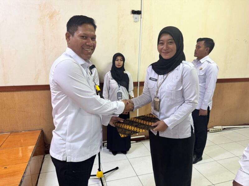 Suasana haru dan penuh kebanggaan menyelimuti Aula Lembaga Pemasyarakatan (Lapas) Kelas IIA Garut pada Selasa (14/10/2025). Dalam momen penuh makna tersebut, dilaksanakan upacara kenaikan pangkat dan penyerahan penghargaan Satya Lencana Karya Satya bagi pegawai berprestasi yang telah menunjukkan dedikasi dan pengabdian luar biasa terhadap institusi.