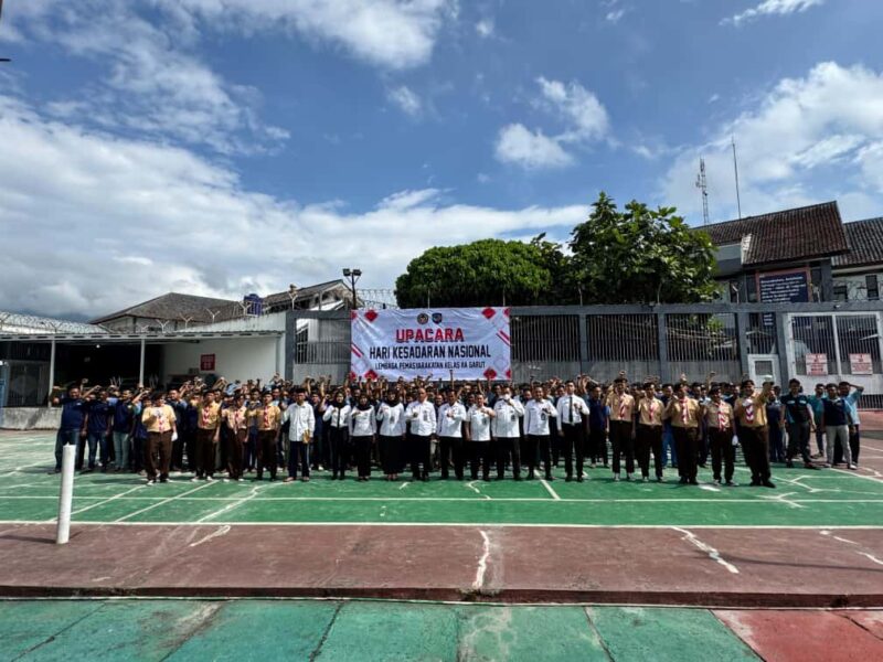Lembaga Pemasyarakatan (Lapas) Kelas IIA Garut kembali menunjukkan komitmennya dalam membentuk karakter dan nasionalisme warga binaan. Bertempat di lapangan upacara Lapas Garut, seluruh petugas dan warga binaan mengikuti Upacara Hari Kesadaran Nasional (HKN) yang berlangsung dengan khidmat, Jumat (17/10/2025)