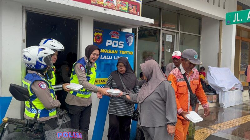 Dalam rangka menciptakan suasana aman, tertib, dan kondusif di kawasan perkotaan Garut, jajaran Polisi Wanita (Polwan) Polres Garut kembali melaksanakan kegiatan Patroli Polwan Intan di area Alun-Alun Garut dan sekitarnya, Jumat (24/10/2025).
