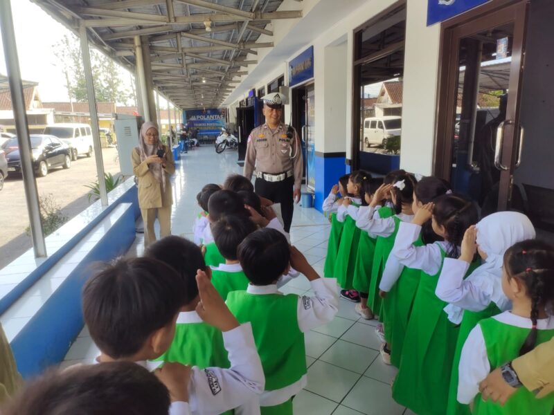 Satuan Lalu Lintas (Satlantas) Polres Garut kembali menunjukkan kepeduliannya terhadap keselamatan berkendara sejak usia dini. Melalui kegiatan Dikmas Lantas bertajuk “Polisi Sahabat Anak”, para anggota Satlantas mengajak puluhan anak-anak TK Muslimat NU untuk belajar tentang pentingnya tertib berlalu lintas dengan cara yang seru dan menyenangkan. Kegiatan ini digelar di Mako Polres Garut pada Senin (27/10/2025).