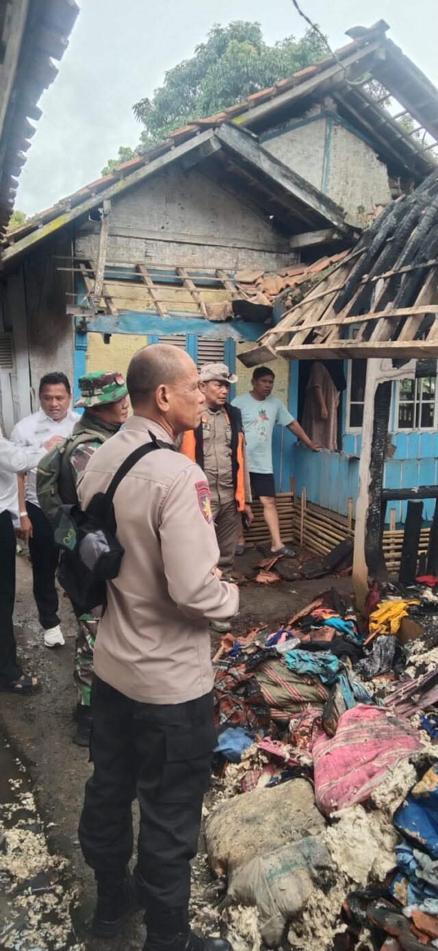 Peristiwa kebakaran kembali terjadi di wilayah selatan Kabupaten Garut. Sebuah rumah panggung milik warga bernama Ny. Iroh (75) di Kampung Barujaya RT 002 RW 005, Desa Ciroyom, Kecamatan Cikelet, hangus terbakar pada Rabu (29/10/2025) sekira pukul 02.45 WIB.