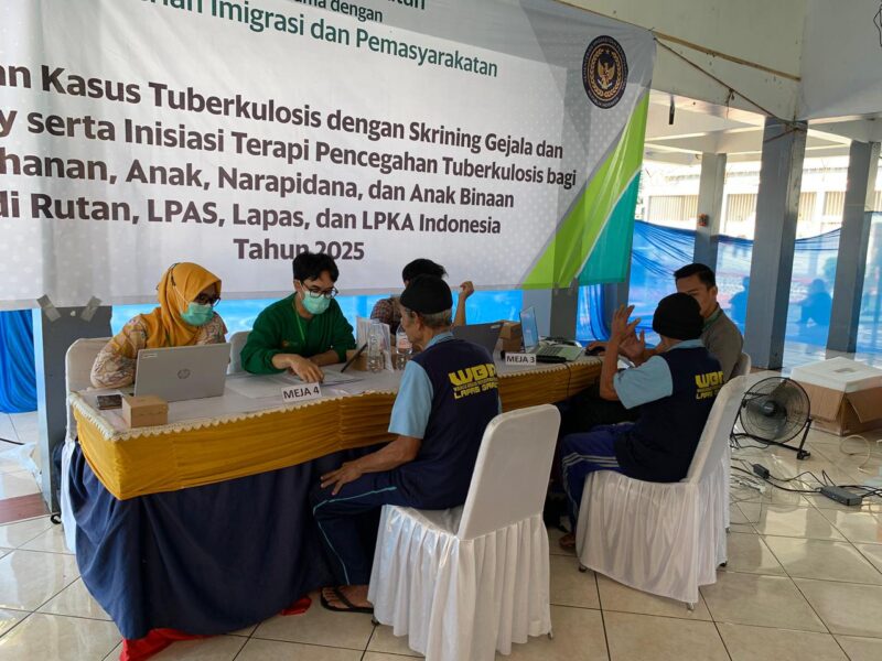 Dalam upaya mendukung program nasional eliminasi Tuberkulosis (TBC) tahun 2030, Lembaga Pemasyarakatan (Lapas) Kelas IIA Garut menggelar kegiatan Active Case Finding (ACF) melalui pemeriksaan Chest X-Ray (CXR) bagi seluruh Warga Binaan Pemasyarakatan (WBP). Kegiatan ini berlangsung selama tiga hari berturut-turut, mulai 29 hingga 31 Oktober 2025, di area Gazebo Lapas Garut.