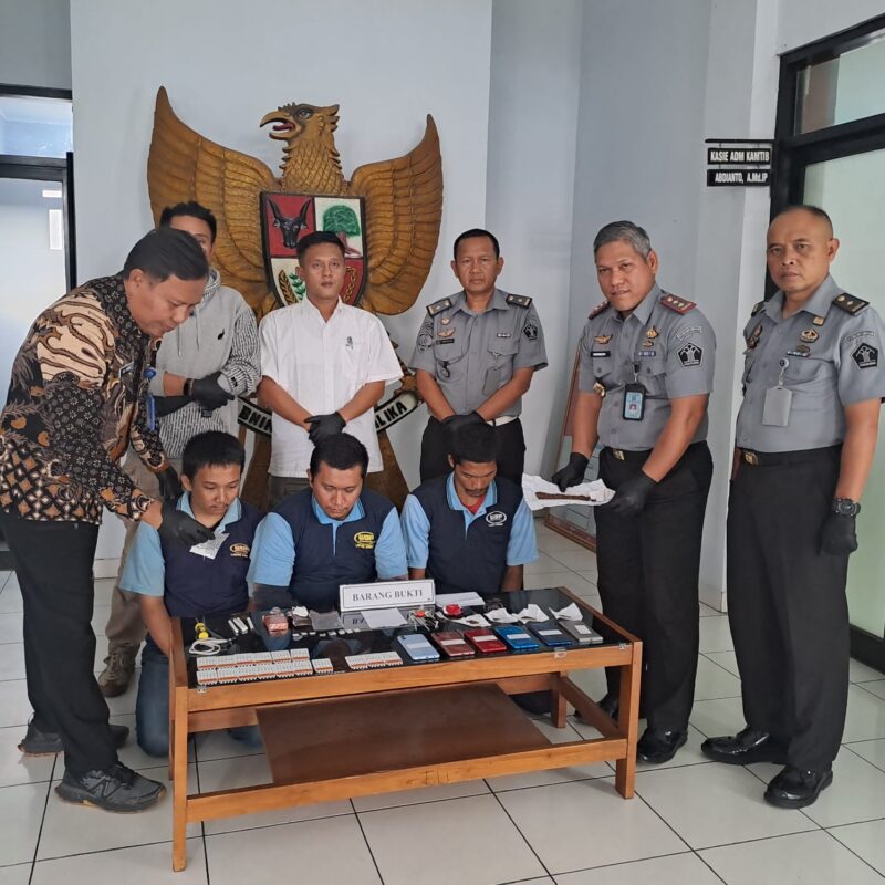 Komitmen tanpa kompromi kembali ditegaskan Lembaga Pemasyarakatan (Lapas) Kelas IIA Garut dalam perang melawan narkoba. Melalui pengawasan ketat dan deteksi dini, petugas berhasil menggagalkan upaya penyelundupan narkoba di dalam lapas, yang melibatkan enam Warga Binaan Pemasyarakatan (WBP).Senin(03/11/2025)
