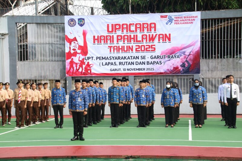 Lapangan Upacara Lapas Kelas IIA Garut dipenuhi suasana khidmat pada Senin (10/11/2025), saat jajaran petugas pemasyarakatan se-Garut Raya bersama warga binaan mengikuti upacara peringatan Hari Pahlawan Tahun 2025.