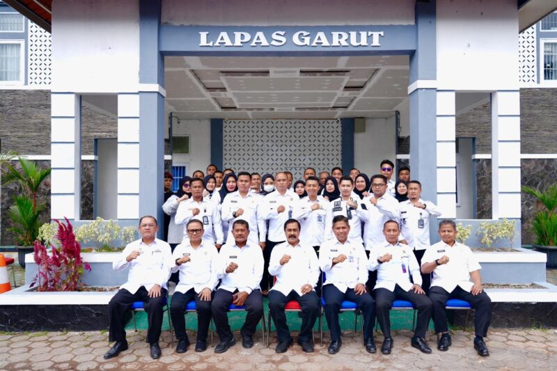 Lembaga Pemasyarakatan (Lapas) Kelas IIA Garut menutup tahun 2025 dengan sederet capaian membanggakan di berbagai bidang. Di bawah kepemimpinan Kalapas Rusdedy, lembaga ini sukses menghadirkan inovasi nyata dalam tata kelola pemerintahan, pemberdayaan warga binaan, hingga penguatan sistem keamanan dan layanan publik.