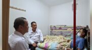 Direktur Utama Perumda Air Minum Tirta Intan (PDAM Garut), Dr. H. Dadan Hidayatulloh, M.I.Pol., kembali menunjukkan kepedulian terhadap jajaran pegawainya. Setelah menjenguk Bapak Endang Syafaat, ia melanjutkan kunjungan ke Perum Cempaka untuk melihat kondisi Bapak Yusep, Kepala Seksi Administrasi dan Keuangan PDAM Cabang Tarogong Kidul, yang sedang menjalani perawatan di rumah.