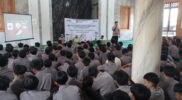 Upaya pencegahan kenakalan remaja dan penyalahgunaan narkoba kembali diperkuat oleh Polsek Wanaraja melalui program Polsek Menyapa Pesantren yang digelar pada Kamis (20/11/2025) di MTs Persis Kudang, Wanaraja, Garut.