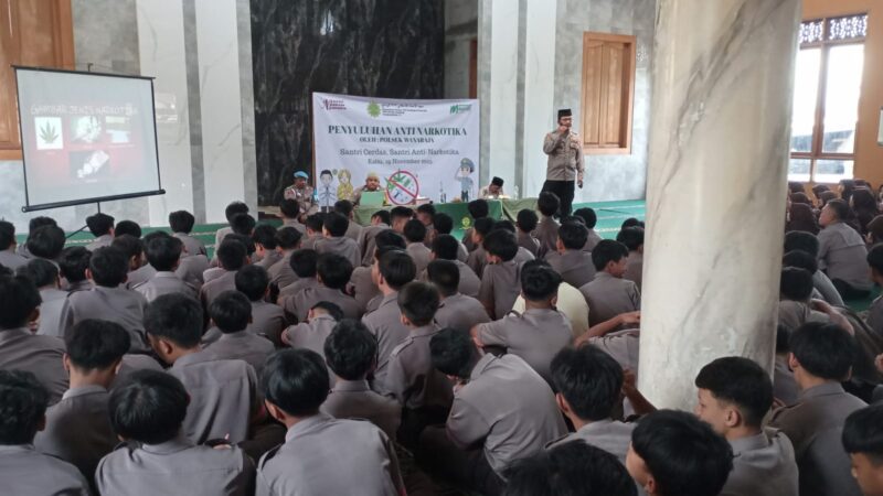 Upaya pencegahan kenakalan remaja dan penyalahgunaan narkoba kembali diperkuat oleh Polsek Wanaraja melalui program Polsek Menyapa Pesantren yang digelar pada Kamis (20/11/2025) di MTs Persis Kudang, Wanaraja, Garut.