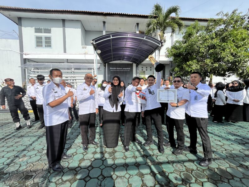 Lapas Kelas IIA Garut kembali menunjukkan komitmennya dalam membangun budaya kerja positif dengan memberikan apresiasi kepada salah satu pegawai terbaiknya, Rd. Dicky Prawira. 