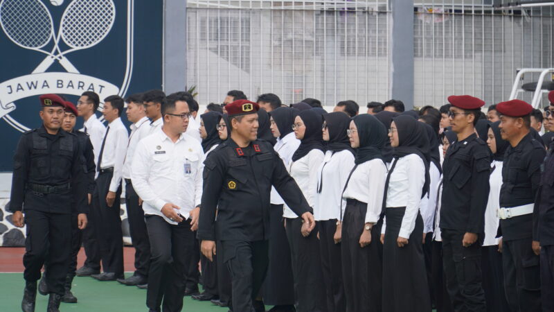 Menjelang perayaan Natal Tahun 2025 dan Tahun Baru 2026, Lembaga Pemasyarakatan Kelas IIA Garut meningkatkan kesiapsiagaan pengamanan dengan menggelar Apel Siaga Nataru. Kegiatan ini berlangsung di Lapangan Upacara Lapas Garut, Rabu (24/12/2025), dan diikuti seluruh pegawai pemasyarakatan se-Garut Raya.