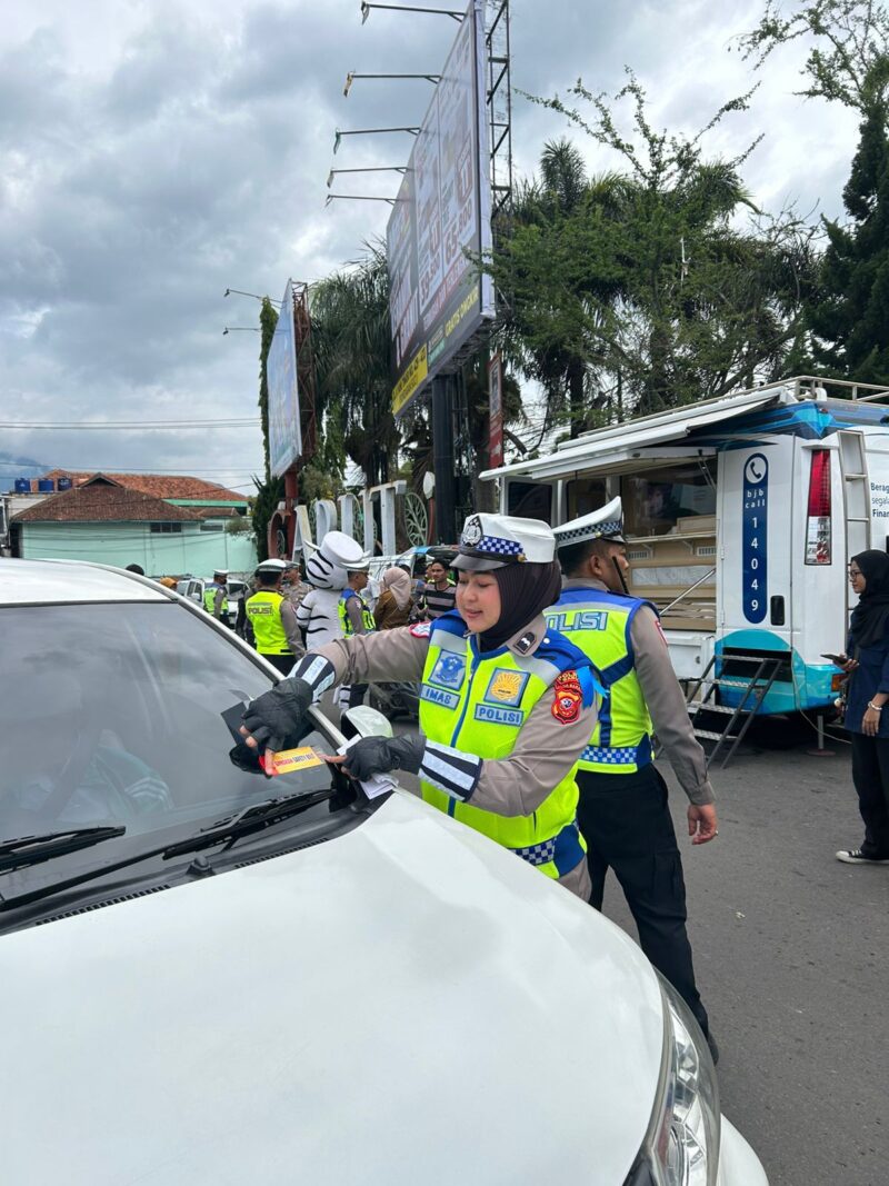 Polres Garut mencatat ribuan pelanggaran lalu lintas selama 14 hari pelaksanaan Operasi Zebra Lodaya 2025 yang digelar di berbagai titik sepanjang wilayah Kabupaten Garut. Dalam operasi yang berlangsung pada 17–30 November 2025 tersebut, sebanyak 3.186 pelanggar berhasil ditindak. Dari jumlah itu, 338 pengendara dijatuhi sanksi tilang, sementara 2.848 lainnya diberikan teguran. Data tersebut dirilis pada Senin (1/12/2025).