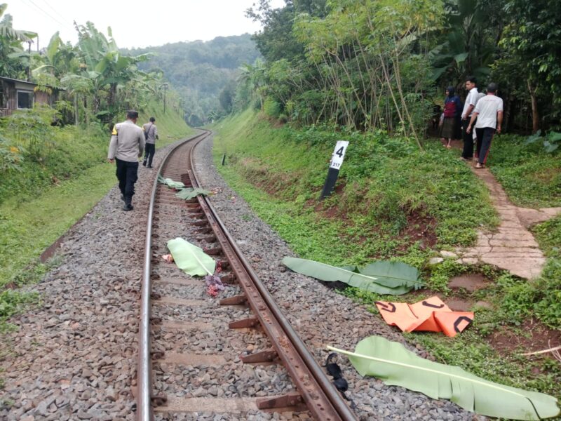 Polsek Cibatu Polres Garut mengevakuasi korban kecelakaan yang tertemper Kereta Api di jalur rel KM 217+3/4, petak jalan Kampung Karoya RT 03/03 Desa Karyamukti Kecamatan Cibatu, Kabupaten Garut, pada Minggu (07/12/2025) sekitar pukul 05.10 WIB.