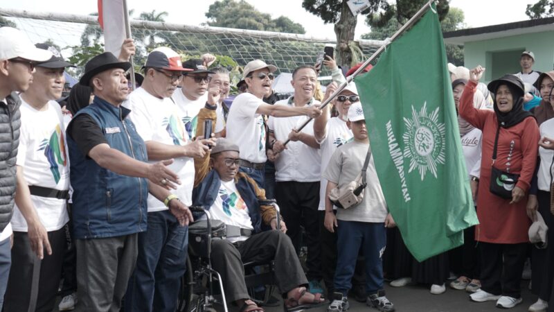 ‎Kegiatan semarak Jalan Sehat dalam rangka Milad ke-113 Muhammadiyah, yang dilaksanakan di Lapangan Makorem 062/Tarumanegara, Kecamatan Garut Kota, Kabupaten Garut, Minggu (14/12/2025).