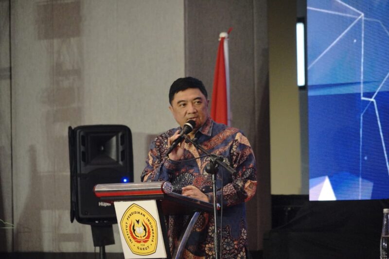 Pemerintah Kabupaten Garut terus menunjukkan komitmennya dalam meningkatkan kualitas sumber daya manusia melalui pendidikan tinggi. Hal ini ditegaskan langsung oleh Bupati Garut, Abdusy Syakur Amin, saat menghadiri Sidang Terbuka Senat Wisuda III Sarjana dan Pascasarjana Institut Pendidikan Indonesia (IPI) Garut, yang digelar di Ballroom Hotel Santika, Jalan Cipanas Baru, Kecamatan Tarogong Kaler, Rabu (17/12/2025).